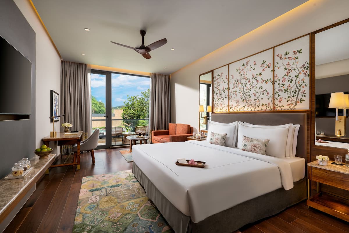 Deluxe Room, 1 King Bed, Balcony, Pool View