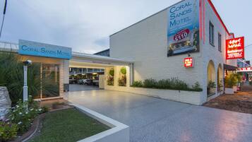 Vista frontal de la propiedad