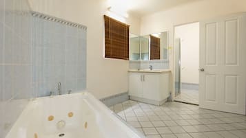 Standaard tweepersoonskamer | Badkamer | Een douche, gratis toiletartikelen, een haardroger, handdoeken