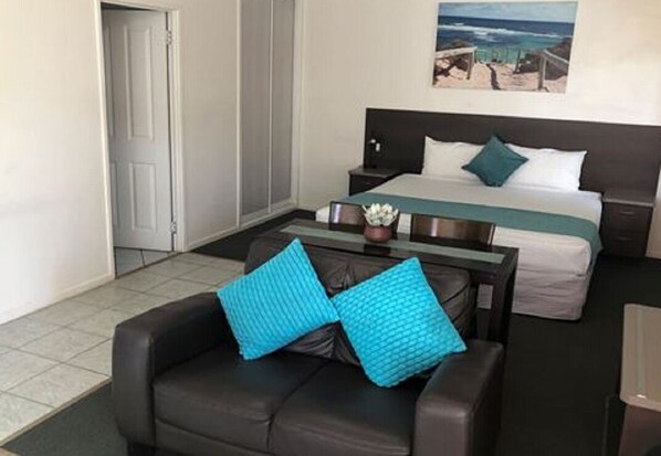 Escritorio, tabla de planchar con plancha, wifi gratis y ropa de cama