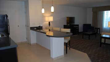 Escritorio, espacio para trabajar con laptop y cortinas blackout