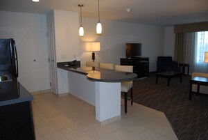 Escritorio, espacio para trabajar con laptop y cortinas blackout 