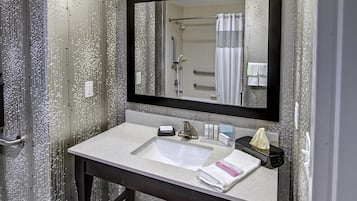Habitación, 1 cama de matrimonio grande, frigorífico y microondas | Baño | Artículos de higiene personal gratuitos, secador de pelo y toallas