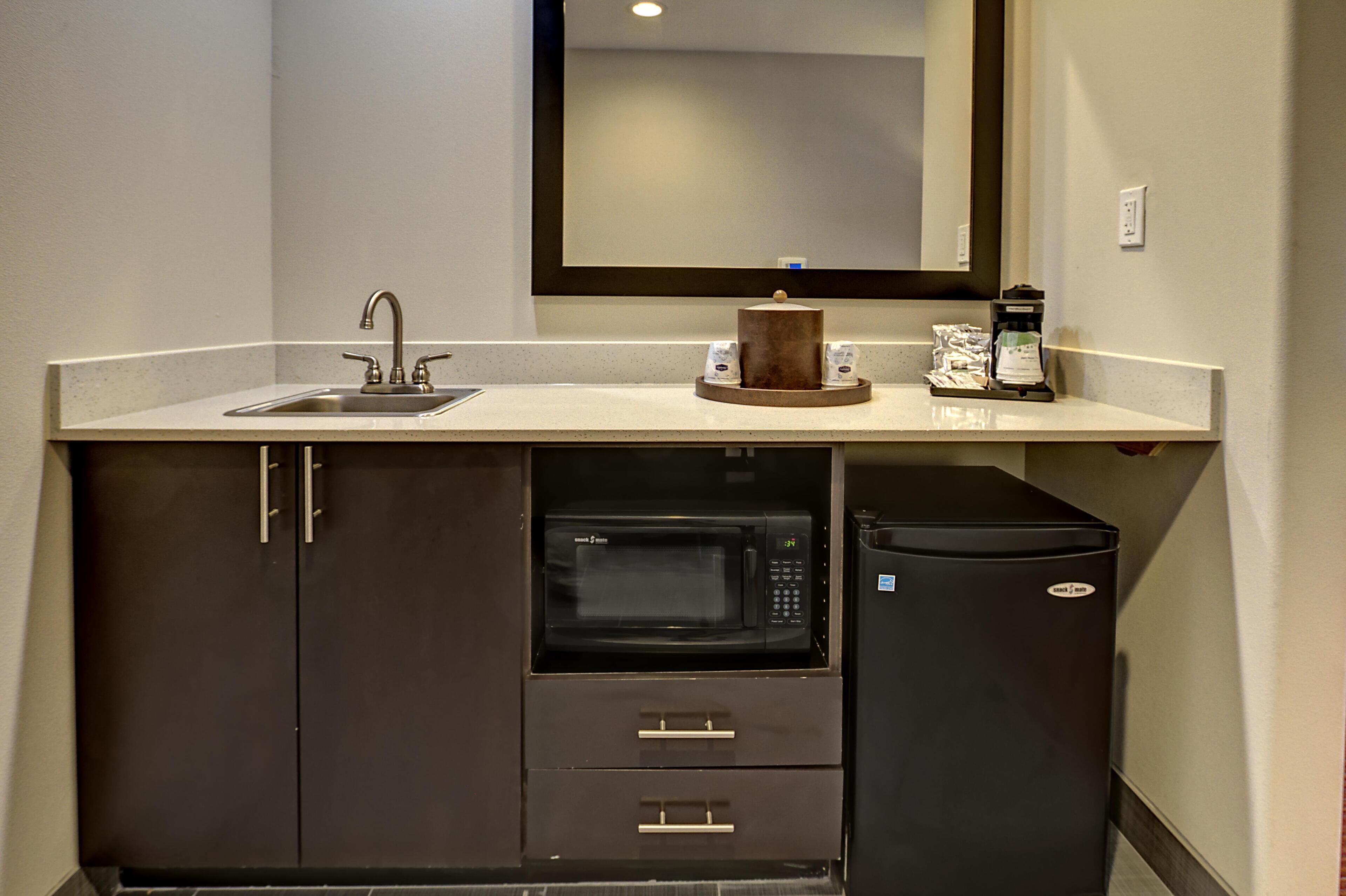 Studio, 1 King Bed, Refrigerator & Microwave | Living area | Flat-screen TV