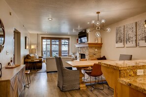 Classic Condo, 3 Bedrooms | Private kitchen