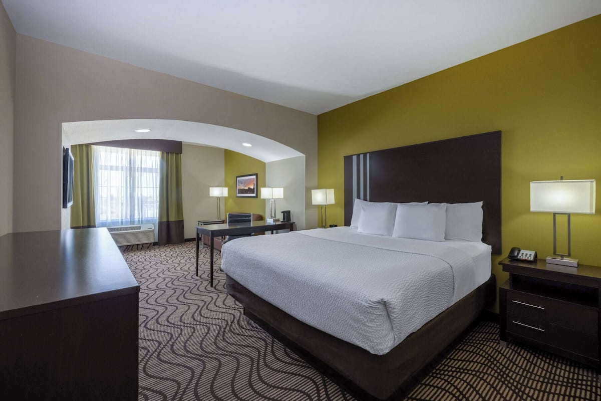 executive room, 1 king bed, non smoking | premium bedding, pillow-top beds, desk, blackout curtains