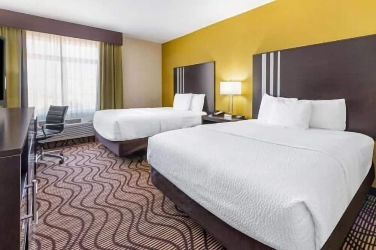 Ropa de cama de alta calidad, camas con pillow-top y escritorio