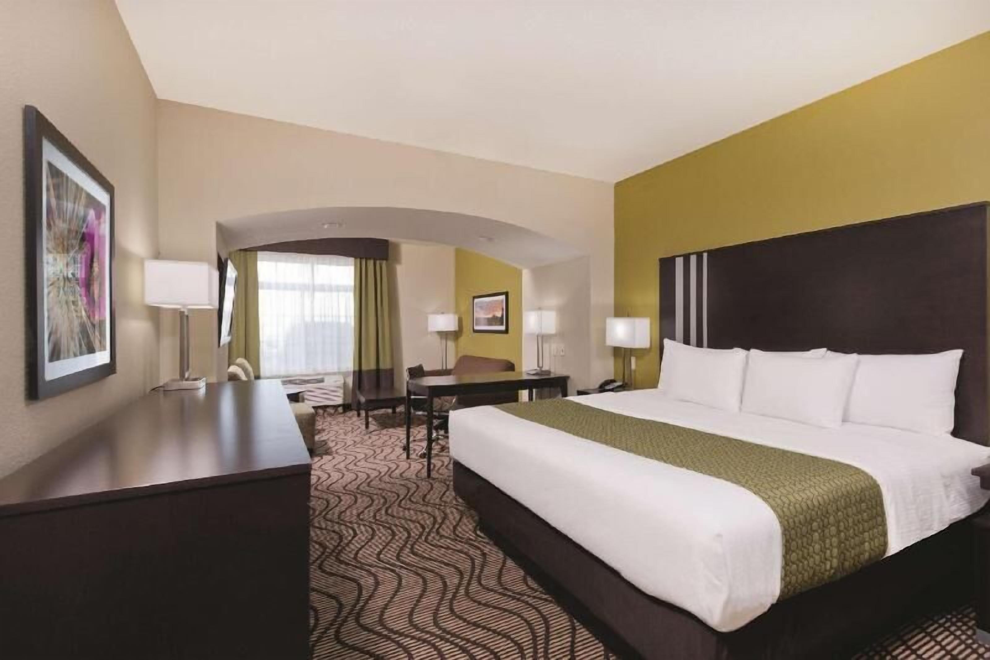 Ropa de cama de alta calidad, camas con pillow-top y escritorio 