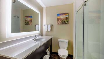Combined shower/bathtub, free toiletries, hair dryer, towels