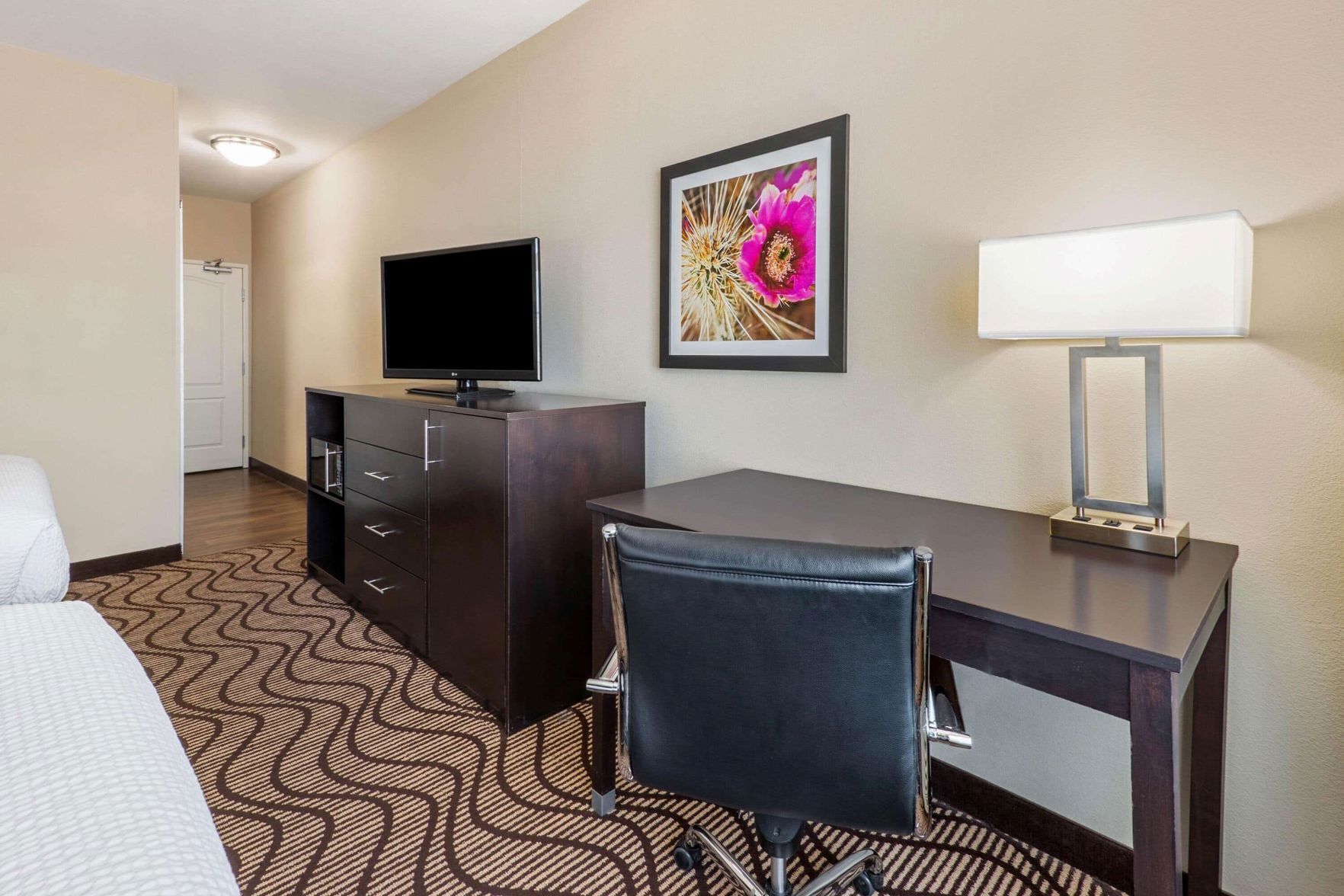 Ropa de cama de alta calidad, camas con pillow-top y escritorio 