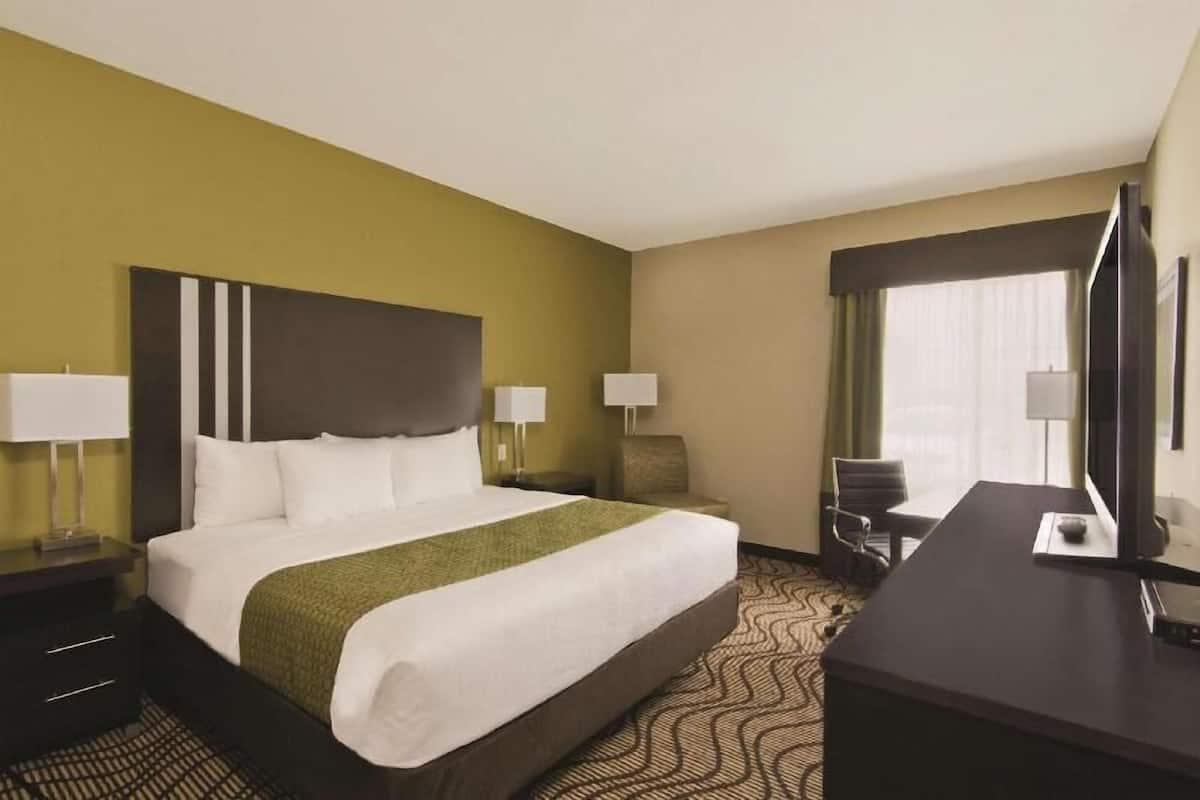 Ropa de cama de alta calidad, camas con pillow-top y escritorio