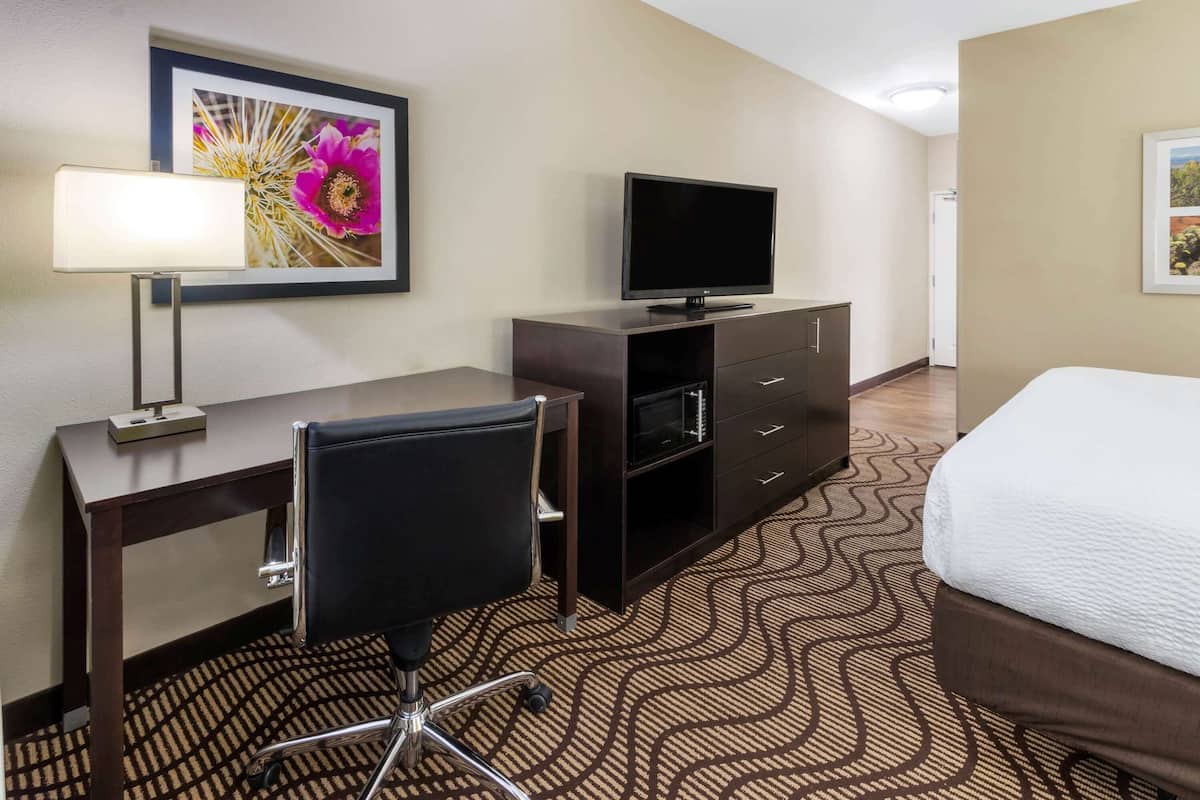 Chambre, 1 trÚs grand lit, accessible aux personnes à mobilité réduite (Mobility Accessible) | Literie de qualité supérieure, surmatelas, bureau, rideaux occultants