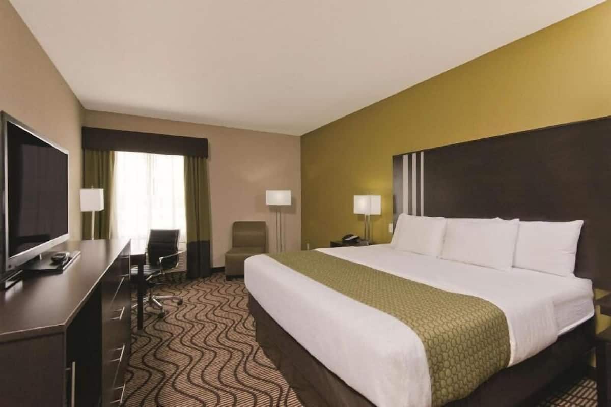 Ropa de cama de alta calidad, camas con pillow-top y escritorio