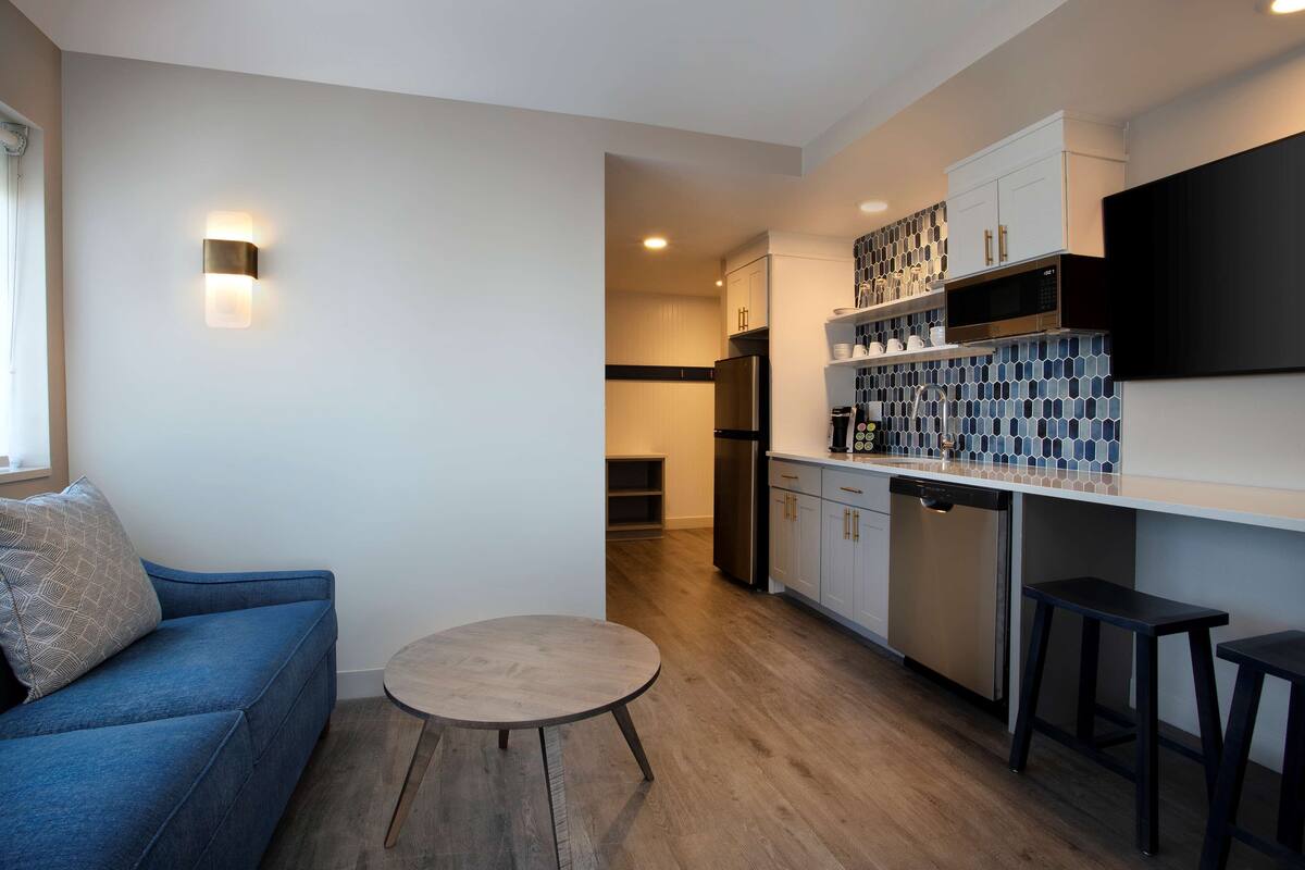 suite, 2 queen beds, non smoking | private kitchen | fridge, microwave, dishwasher, coffee/tea maker