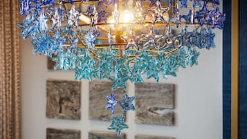 Un candelabro con detalles de vidrio con forma de estrella.