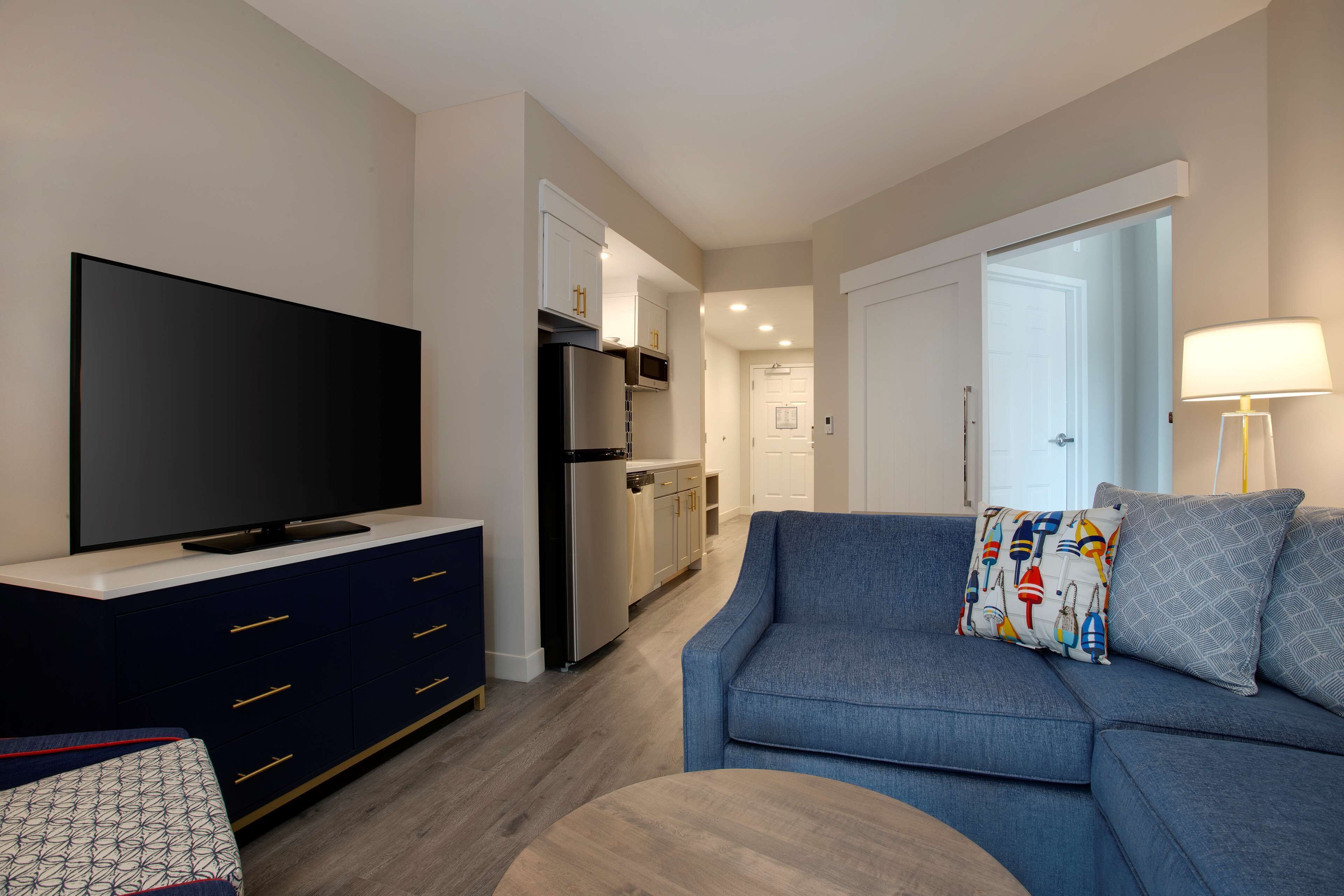 suite, 1 king bed | living area | 55-inch flat-screen tv with cable channels, tv