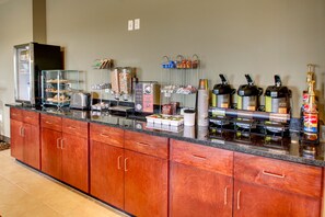 Free continental breakfast  - Stanton Inn & Suites (Stanton)