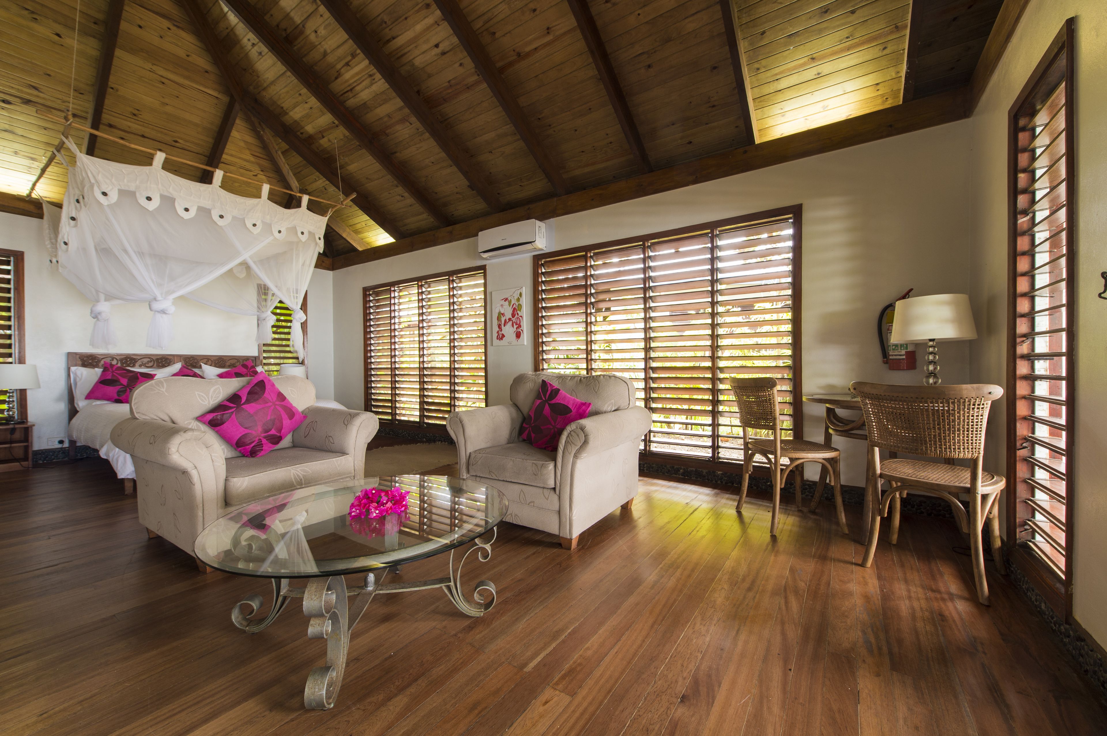 羽毛の掛け布団、セーフティボックス (室内)、遮光カーテン、防音設備