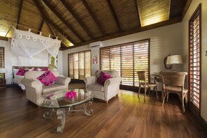 Down comforters, in-room safe, blackout drapes, soundproofing - deVos - The Private Residence (Korolevu)