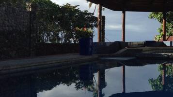 Cubrecamas, caja de seguridad en la habitación y cortinas blackout