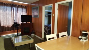 Suite, 2 Bedrooms, Kitchen | In-room dining - Plaza Motel (Penticton)
