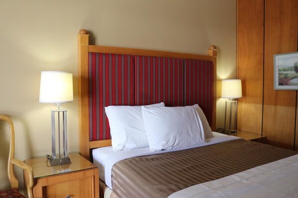 Standard Room, 1 Queen Bed | Soundproofing, free WiFi