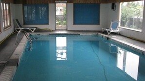 Indoor pool - Plaza Motel (Penticton)