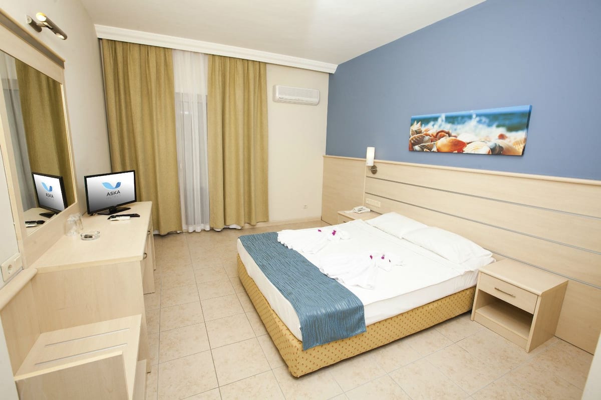 Standard Room | Free minibar, desk, free cots/infant beds, free rollaway beds