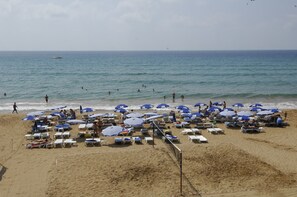 Private beach nearby, sun loungers, beach umbrellas, beach volleyball - Aska Bayview Resort – All Inclusive (Alanya)