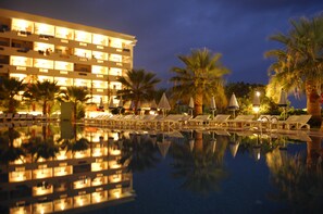 Front of property – evening/night - Aska Bayview Resort – All Inclusive (Alanya)