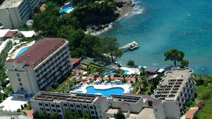 Private beach nearby, sun-loungers, beach umbrellas, beach volleyball - Aska Bayview Resort – All Inclusive (Alanya)