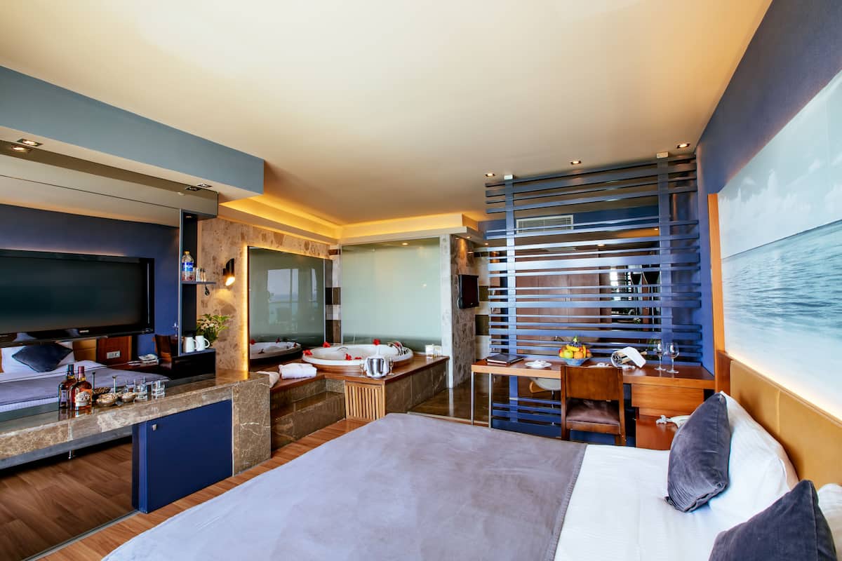 Luxe beddengoed, een gratis minibar, een kluis op de kamer, een bureau