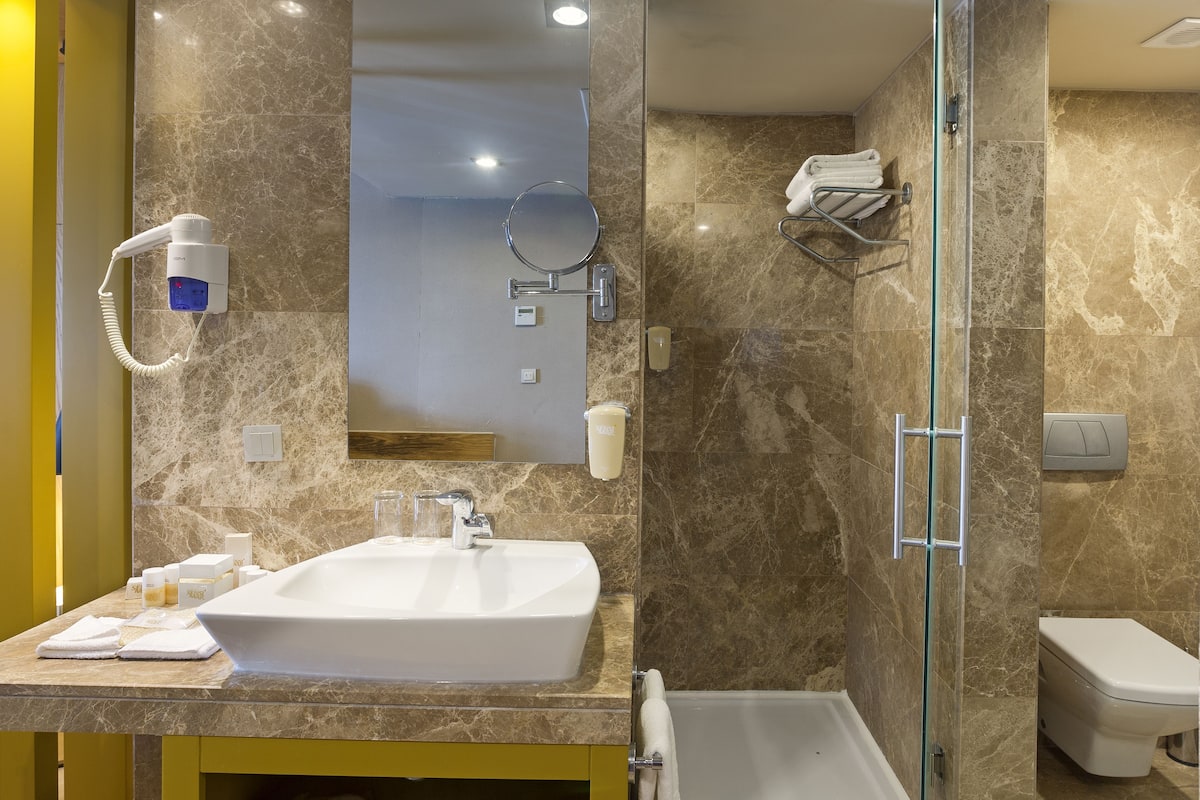 Dusche, kostenlose Toilettenartikel, Haartrockner, Handtücher