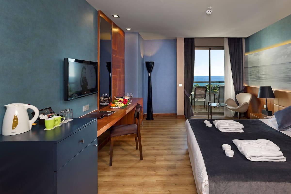 Hochwertige Bettwaren, kostenlose Minibar, Zimmersafe, Schreibtisch