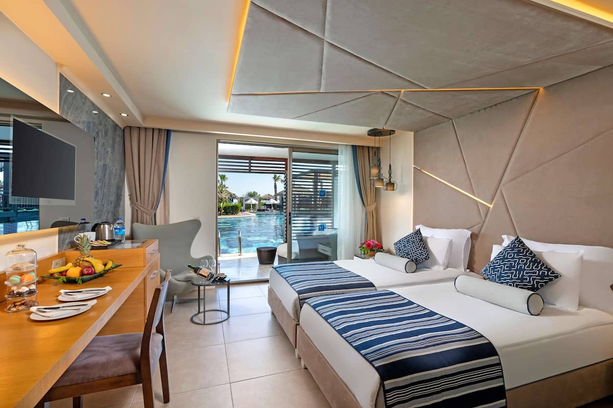 Swim Up Room | Hochwertige Bettwaren, kostenlose Minibar, Zimmersafe, Schreibtisch