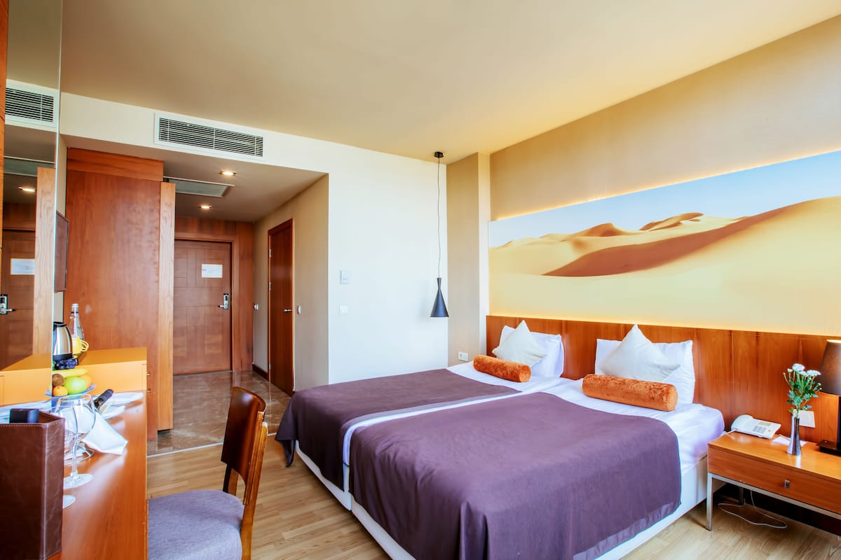 Standard Room without Balcony | Hochwertige Bettwaren, kostenlose Minibar, Zimmersafe, Schreibtisch