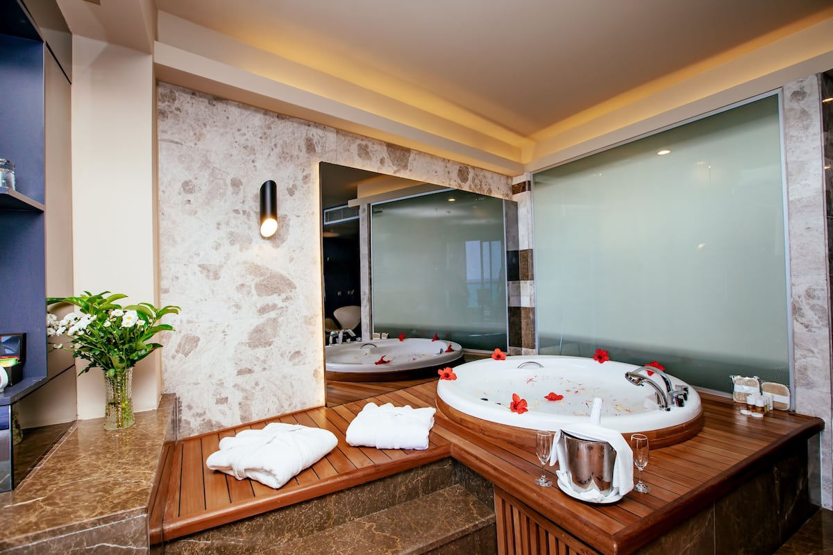 Dusche, kostenlose Toilettenartikel, Haartrockner, Handtücher