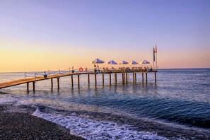 Privatstrand, Liegestühle, Sonnenschirme, Strandtücher