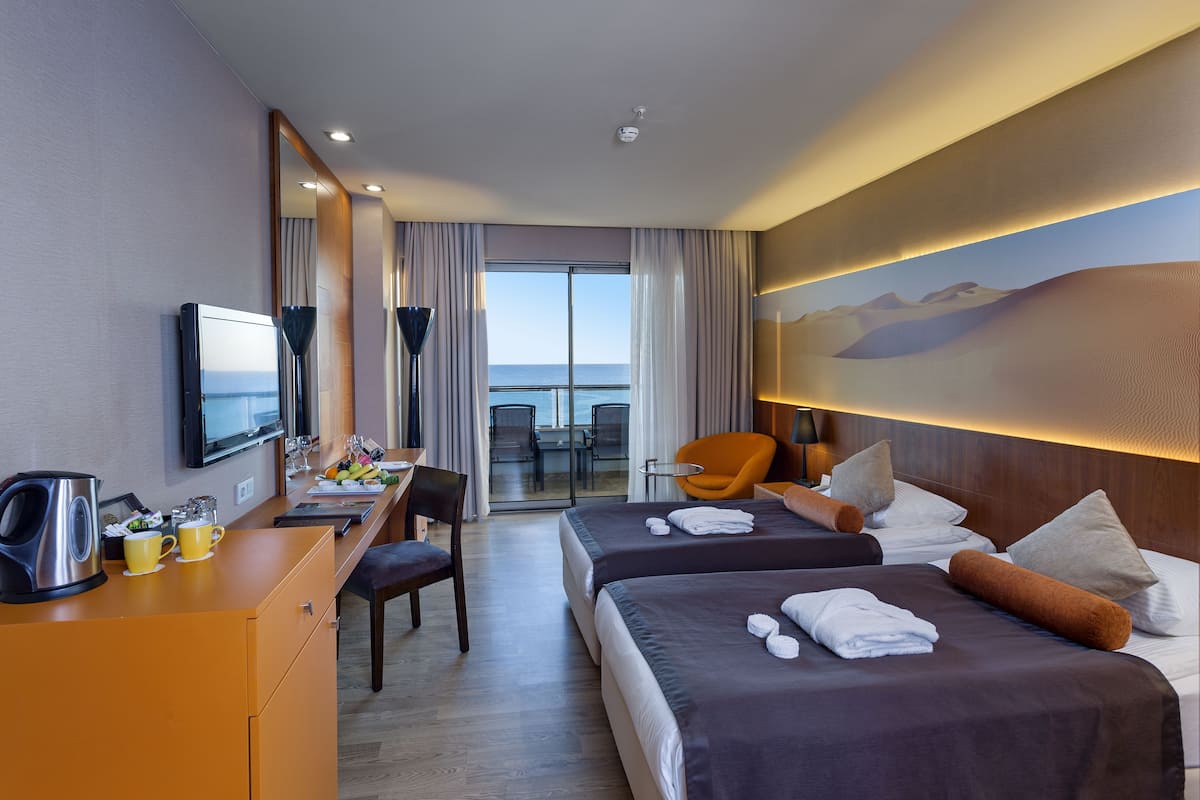 Hochwertige Bettwaren, kostenlose Minibar, Zimmersafe, Schreibtisch