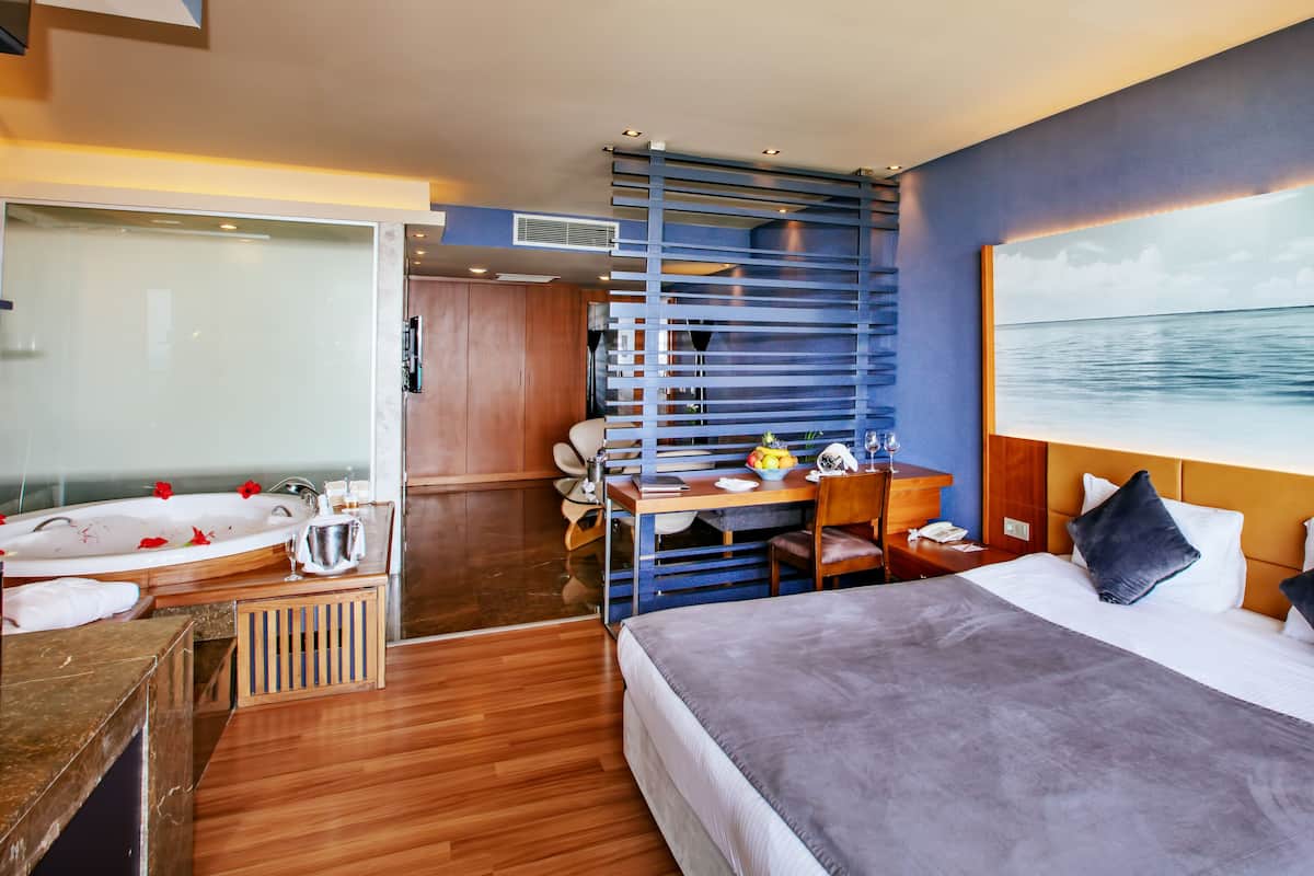 Hochwertige Bettwaren, kostenlose Minibar, Zimmersafe, Schreibtisch