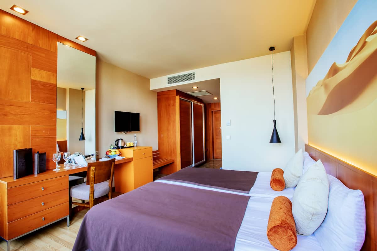 Standard Room without Balcony | Hochwertige Bettwaren, kostenlose Minibar, Zimmersafe, Schreibtisch