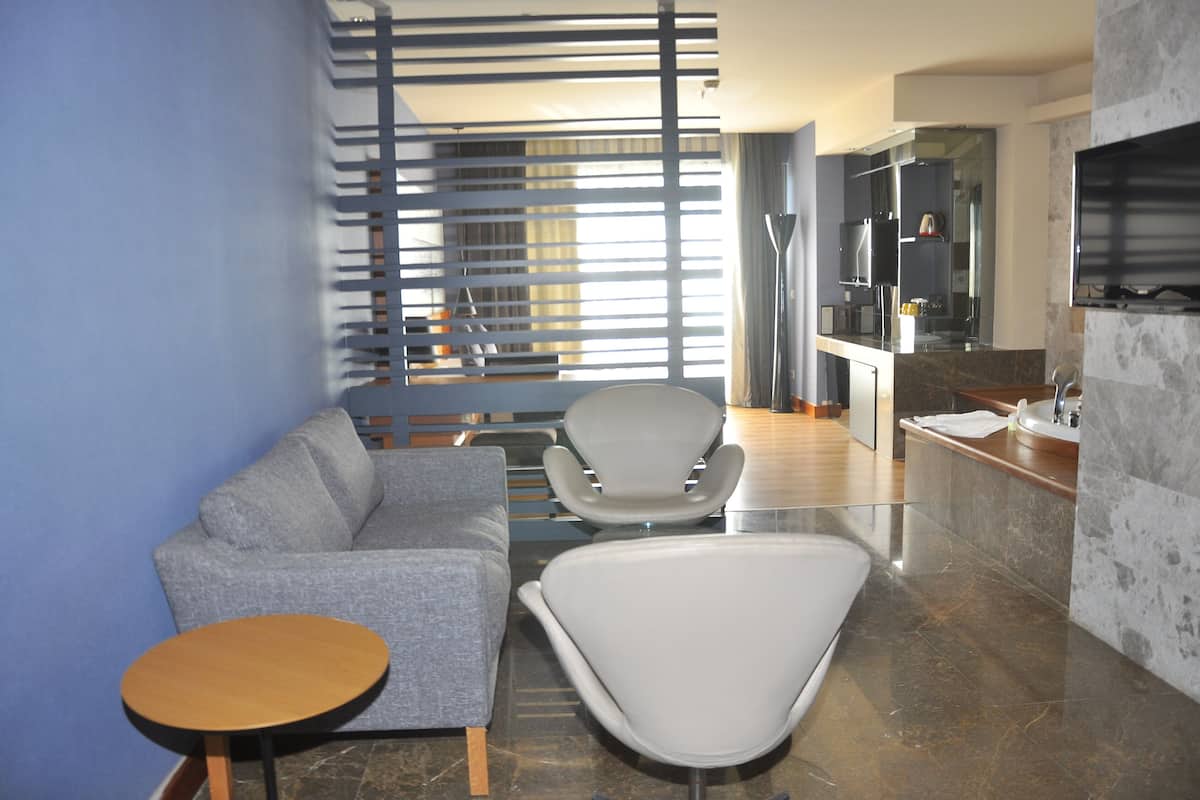 Hochwertige Bettwaren, kostenlose Minibar, Zimmersafe, Schreibtisch