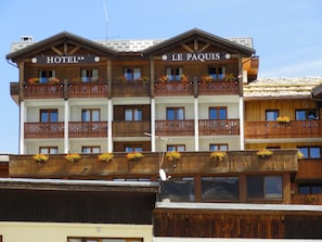 Vista frontal de la propiedad