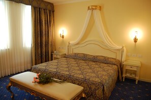 Junior Room | Premium bedding, down comforters, minibar, in-room safe - Hotel Motel Gold (Calcinate)