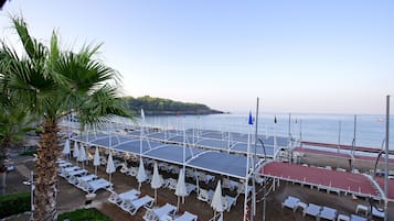 Playa privada, camastros, sombrillas y toallas de playa