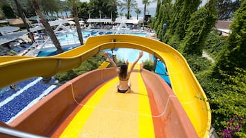 Piscina coperta, piscina stagionale all'aperto, ombrelloni da piscina