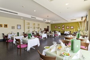 5 restaurantes; se sirven desayunos, almuerzos, cenas y marisco 