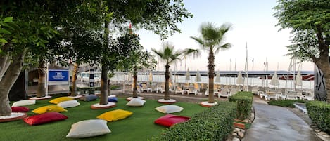 Platja privada, gandules de platja i para-sols per a la platja