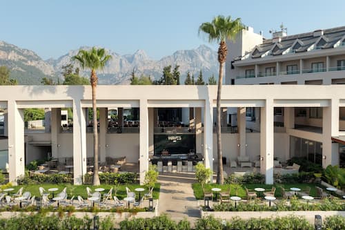 5 bars/lounges, een poolbar
