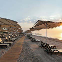 Private beach, sun-loungers, beach umbrellas, waterskiing